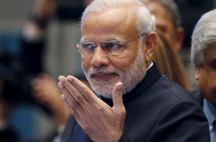 Modi pauses speech, asks camera to focus the Union Secretary of Swatch Bharat work