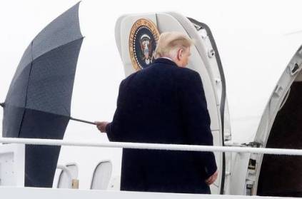 Trump fails to close and leaves umbrella outside the plane viral video