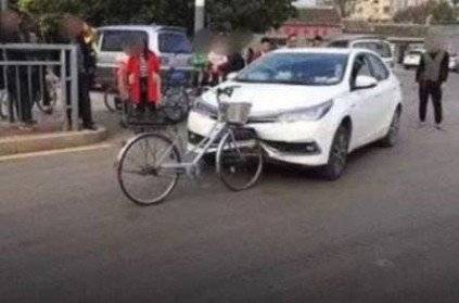 viral photo features a car\'s front bumper damaged by a bicycle