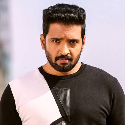 Santhanam trains in Silambam from Stunt Silva for his next with director Kannan