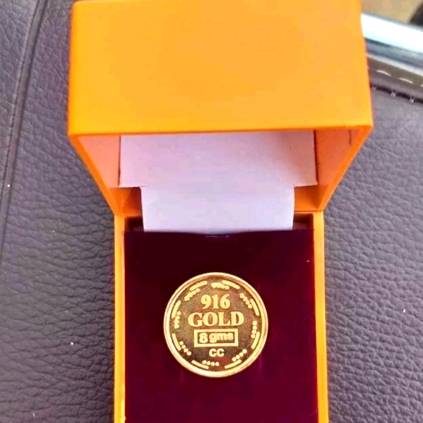 Suriya gifts 8 grams gold coins to Sudha Kongara’s Soorarai Pottru team
