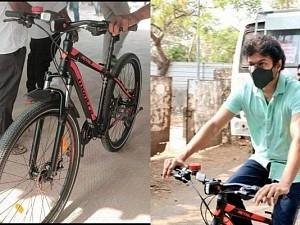 Curious about the 'model and price' of the cycle Vijay rode? - Here are the details!